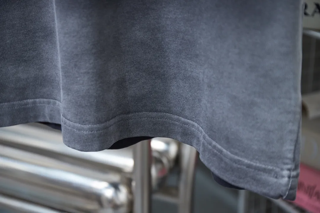 🅿️210 Ch*ome Hearte 25SS early spring new style, short-sleeved with Kro heart logo and rhinestones, light luxury, essential item for daily commuting for men and women, correct version, welcome to compare, detailed features · 320g 100% pure cotton double yarn jersey fabric · Custom dyed in the same vat, special thickened 32 pieces double-strand 1X1 thread · Digital direct printing ➕Australian imported pearlescent diamonds ➕Thick three-dimensional letter logo · Ready-made garments are dyed, then faded and fried with snowflakes, then washed to make them look old. · Common washing improves the effect. · Double-needle stitching and seam-crossing process. · Original main mark, washed tag, branded moisture-proof paper packaging. Color: black/blue/green. Size: S/M/L/XL.